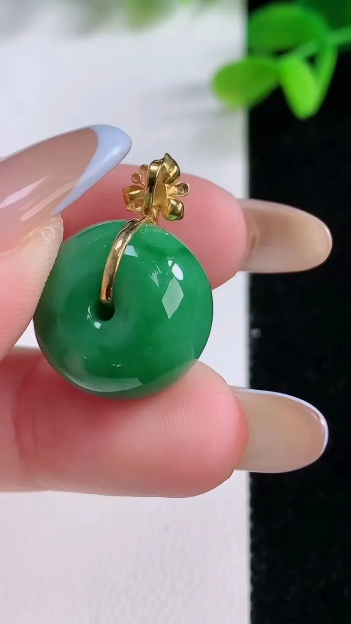 天然A货翡翠路路通吊坠，尺寸17-11.7，重量:7.30g
11月21日