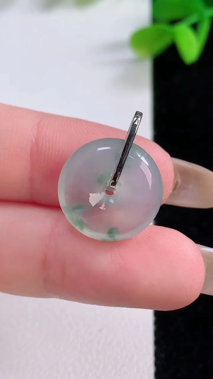 天然A货翡翠种飘花平安扣吊坠，尺寸16-4.6，重量:2.45g
11月21日