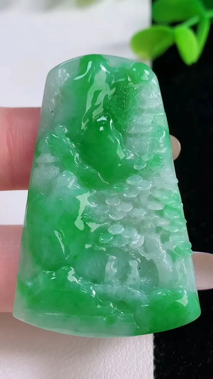 天然A货翡翠山水牌吊坠，尺寸49.6-31.8-5.6，重量:17.79g
11月21日