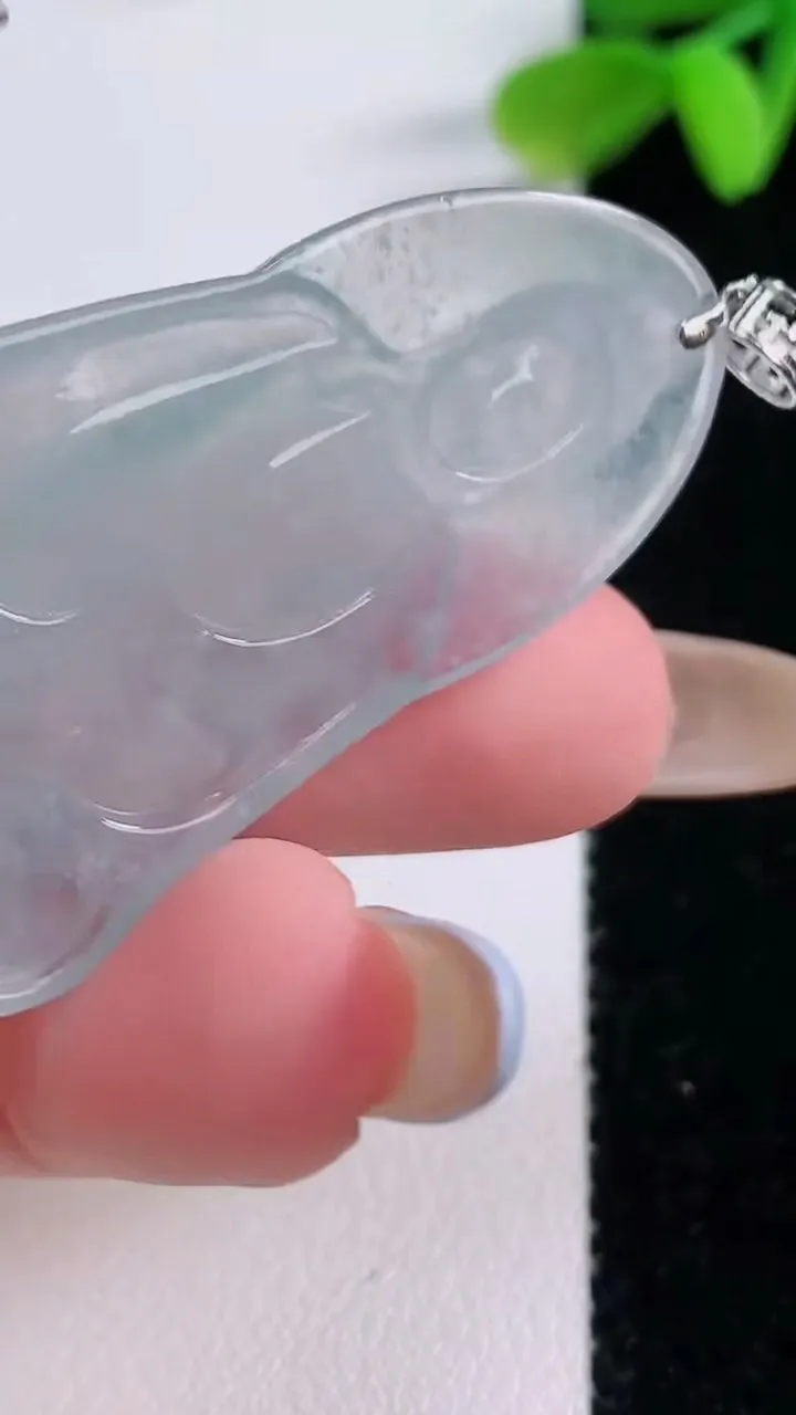 天然A货翡翠观音菩萨吊坠，尺寸45.3-27.4-4.6，重量:9.95g
11月21日