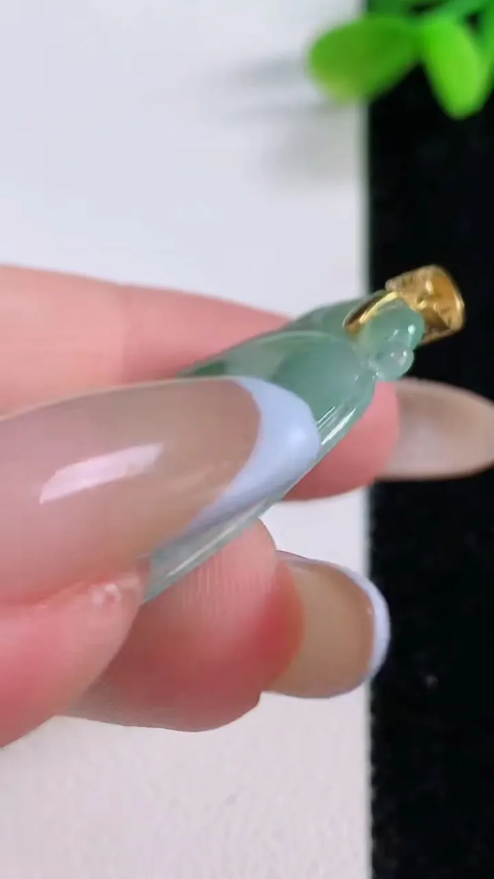 天然A货翡翠如意吊坠，尺寸38.5-24-3，重量:6.09g
11月21日