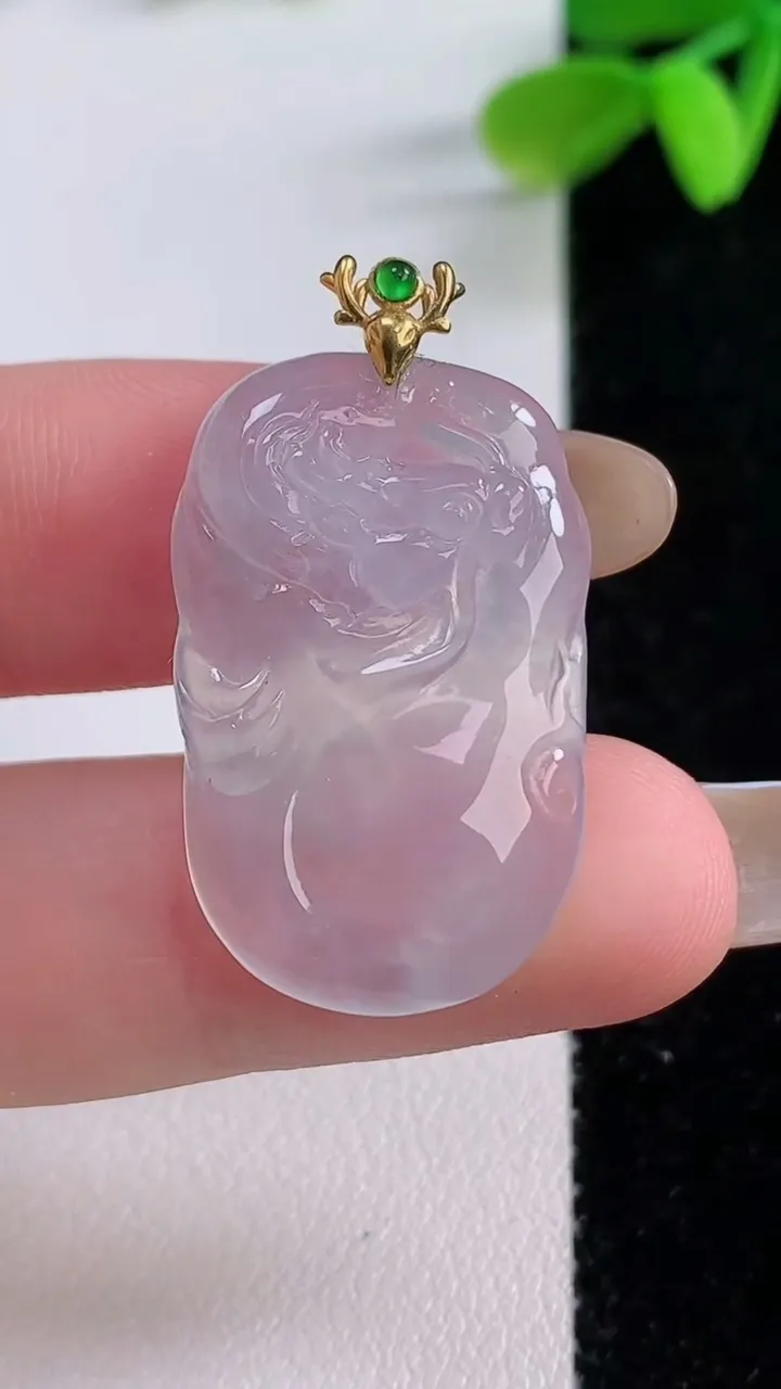 天然A货翡翠种白冰龙牌吊坠，尺寸28-17.6-3.8，重量:5.22g
11月21日