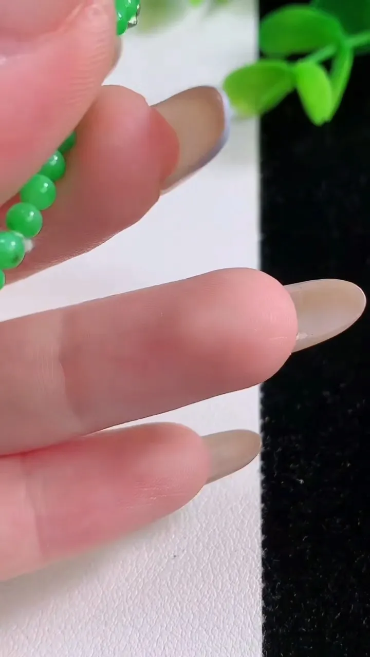 天然A货翡翠小米珠手串，尺寸2.9-51颗，重量:4.30g11月21日
工厂直销收藏佳品,种好水足，色泽均匀，有种有色，上手高大气！