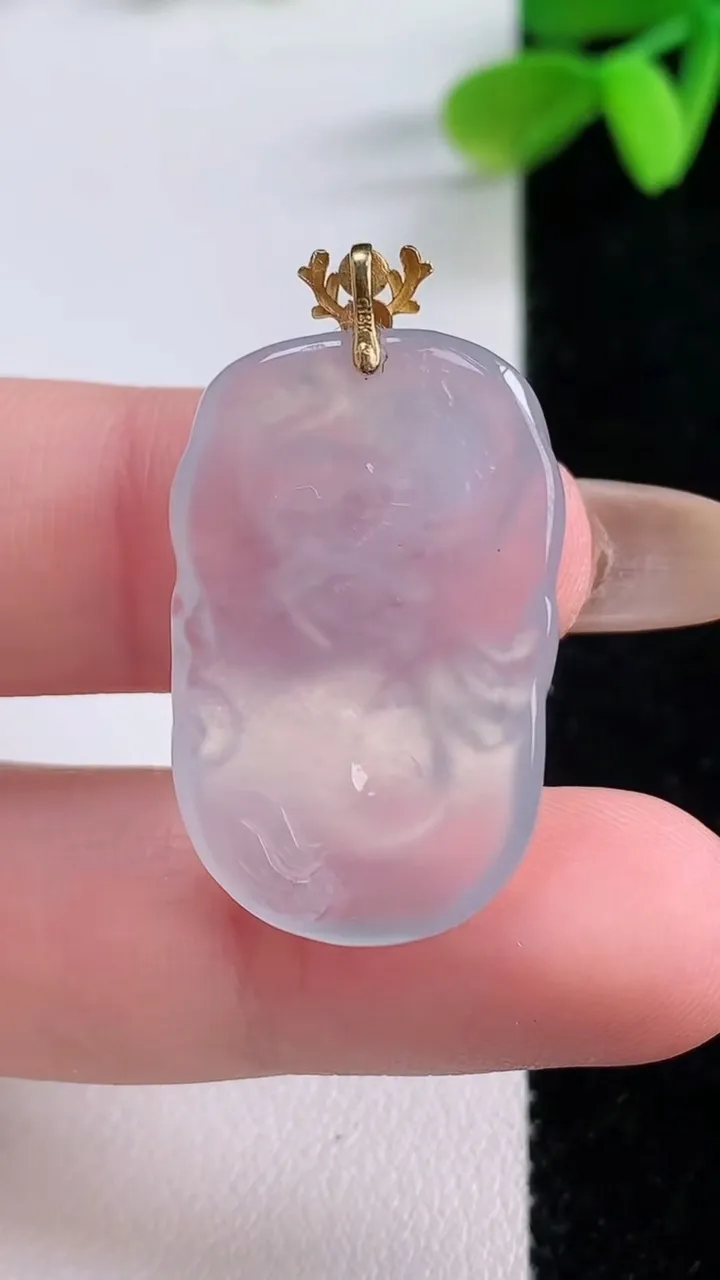 天然A货翡翠种白冰龙牌吊坠，尺寸28-17.6-3.8，重量:5.22g
11月21日