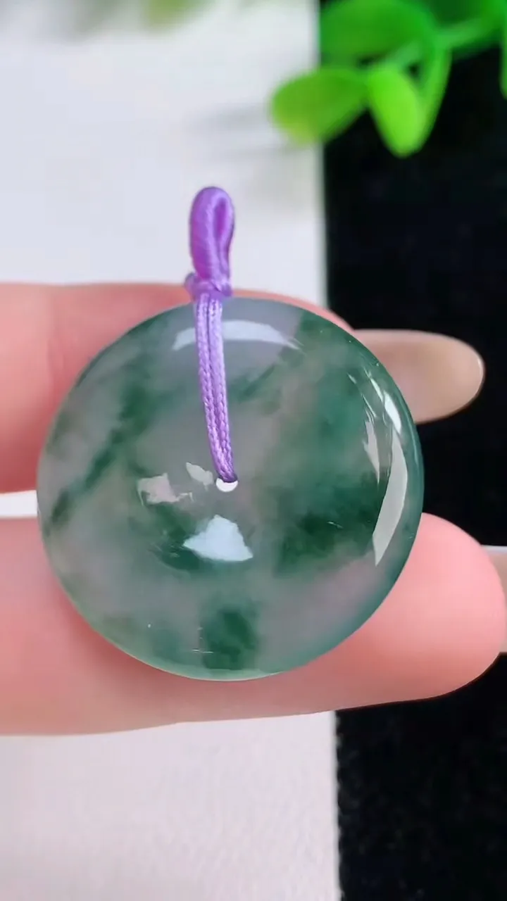 天然A货翡翠冰种飘花平安扣吊坠，尺寸26.5-5.4，重量:8.10g
11月21日