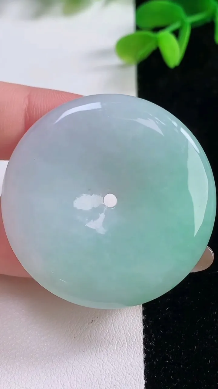 天然A货翡翠平安扣吊坠，尺寸42-6，重量:23.24g
11月21日