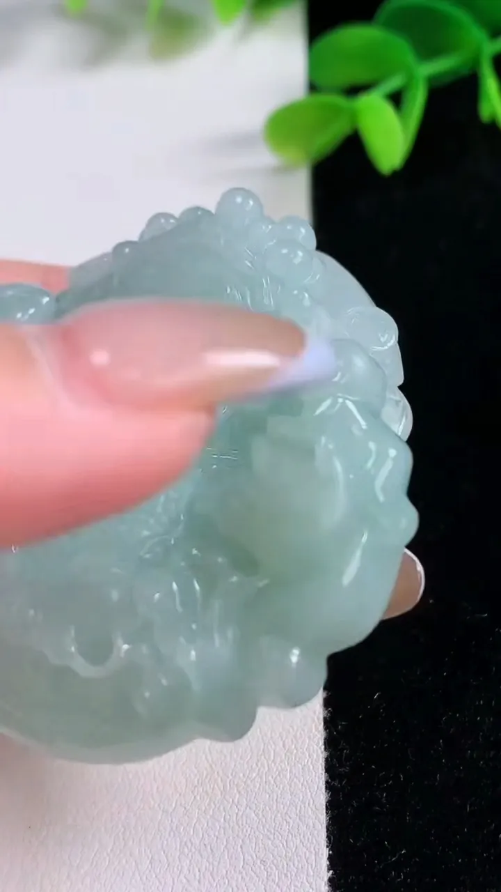 天然A货翡翠财神爷吊坠，尺寸51.4-48-11，重量:52.99g
11月21日