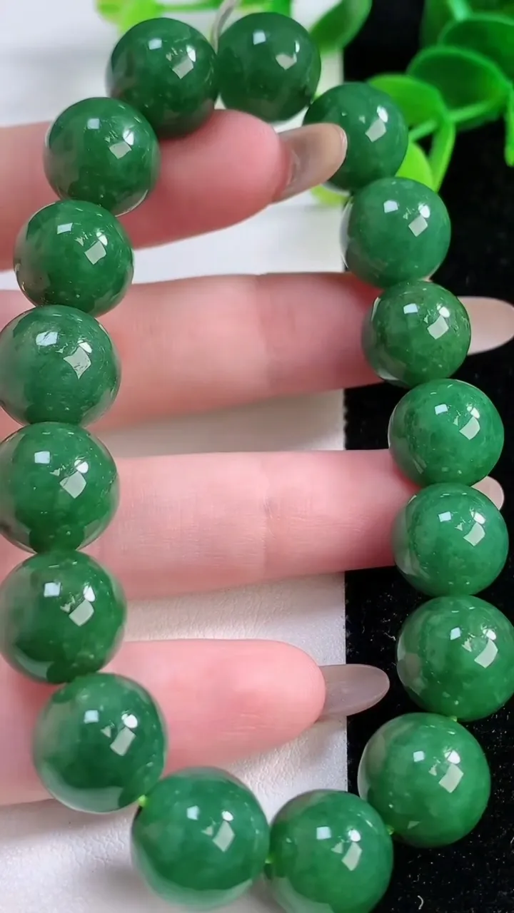 天然A货翡翠圆珠手串，尺寸12.7-17颗，重量:57.49g11月21日
工厂直销收藏佳品,种好水足，色泽均匀，有种有色，上手高大气！