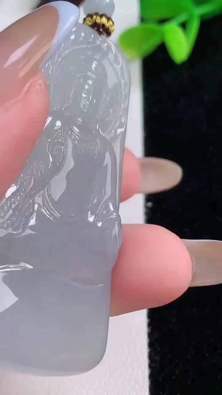 天然A货翡翠观音菩萨吊坠，尺寸55.2-26.8-5，重量:18.33g
11月21日