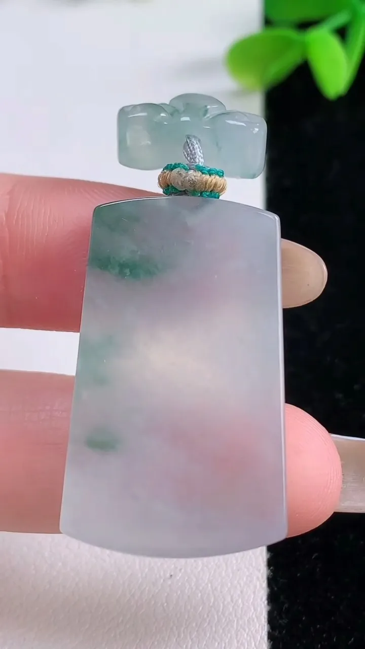 天然A货翡翠冰种飘花无事牌吊坠，尺寸33.2-20.3-4.5，重量:10.42g
11月21日