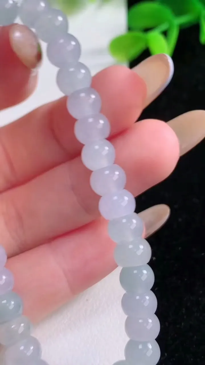 天然A货翡翠双彩算盘珠手串，尺寸6.7-4.4-35颗，重量:17.64g11月21日
工厂直销收藏佳品,种好水足，色泽均匀，有种有色，上手高大气！