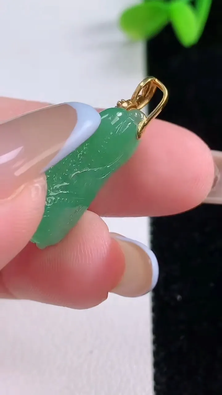 天然A货翡翠白菜吊坠，尺寸21.5-11-6.6，重量:3.64g
11月21日