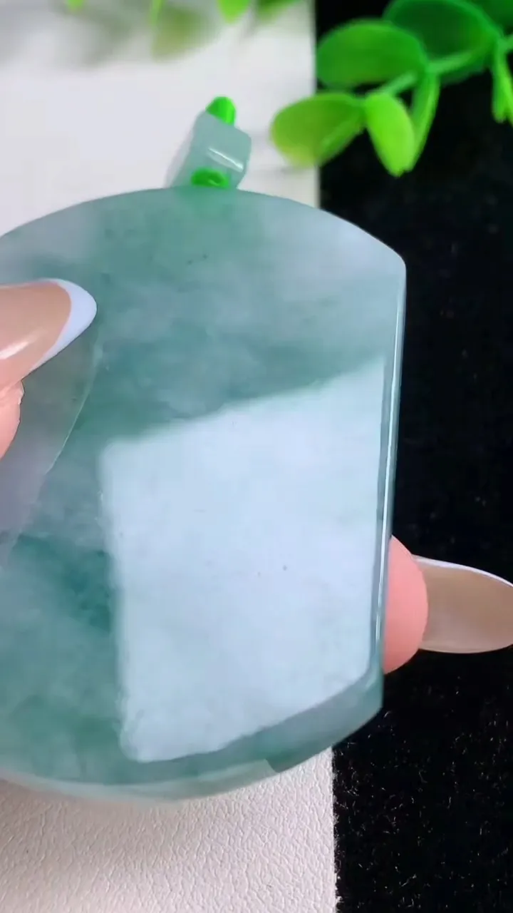 天然A货翡翠飘花无事牌吊坠，尺寸55.8-41.4-6，重量:42.81g
11月21日