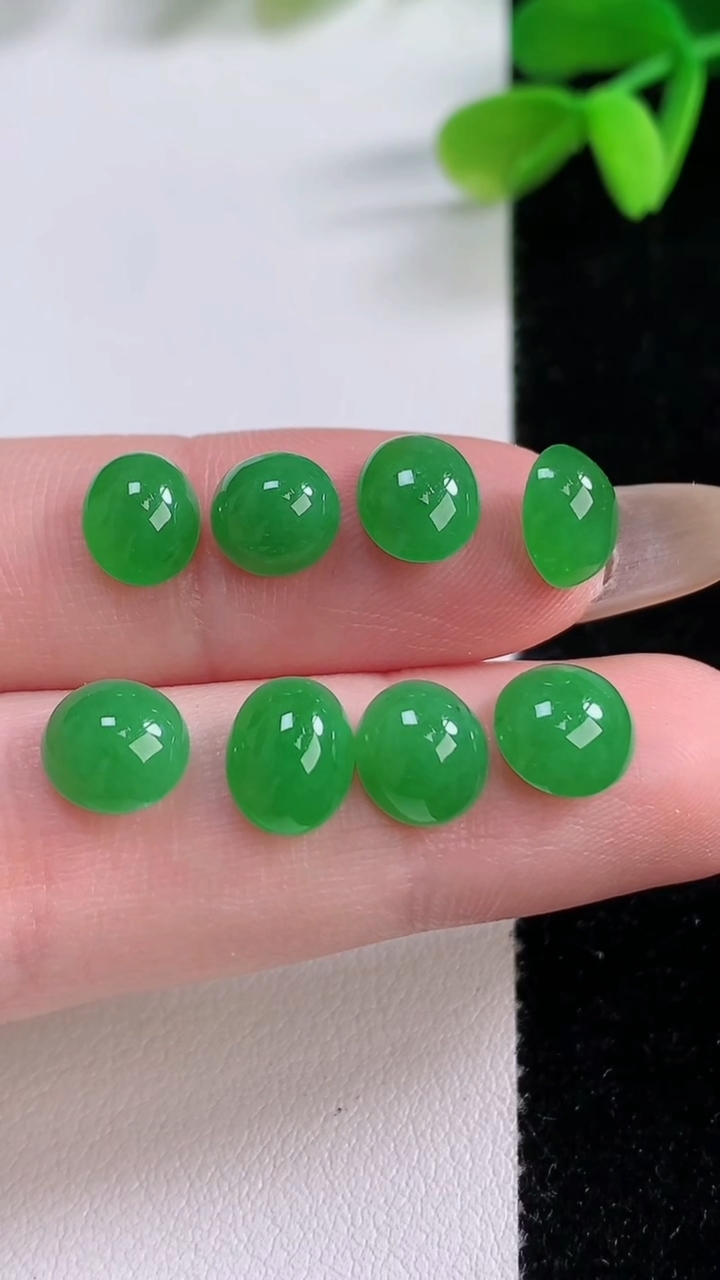 天然A货翡翠蛋面镶嵌件一手，尺寸7.8-6.7-3.7，重量:4.00g
11月21日