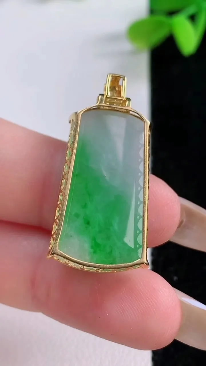 天然A货翡翠无事牌吊坠，尺寸26-14.3-5.2，重量:4.49g
11月21日