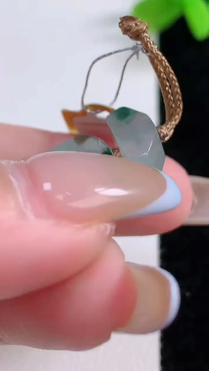 天然A货翡翠冰种飘花仿古无事牌吊坠，尺寸28.2-17.6-5.7，重量:9.35g
11月21日