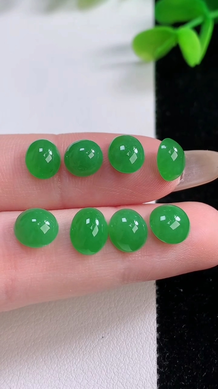 天然A货翡翠蛋面镶嵌件一手，尺寸7.8-6.7-3.7，重量:4.00g
11月21日