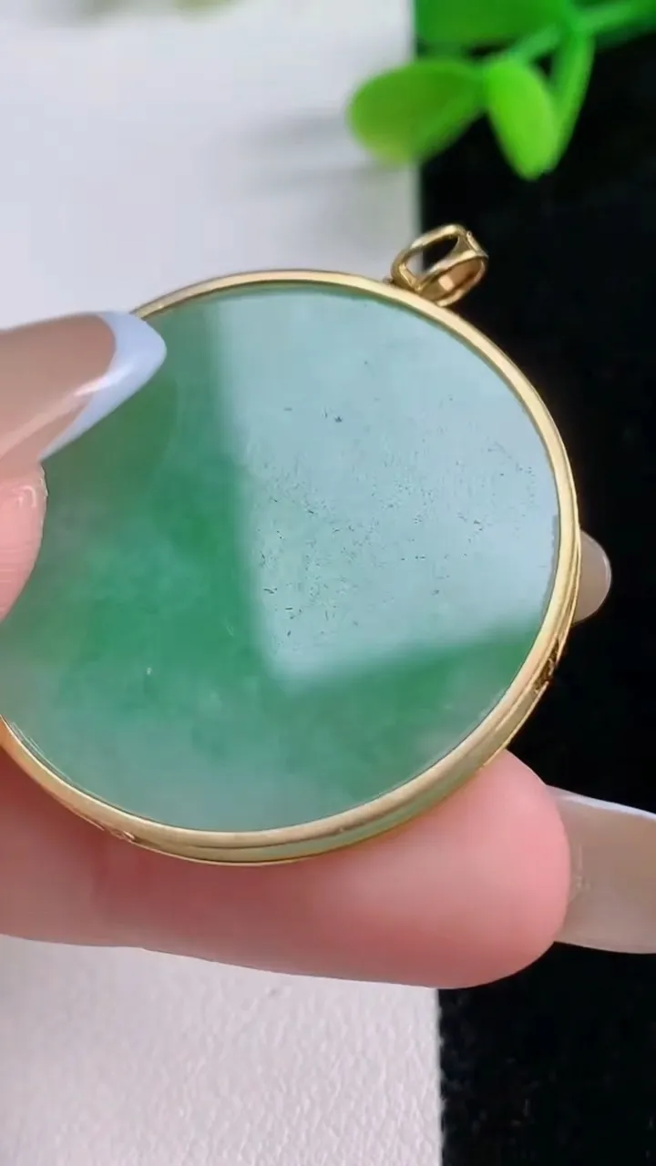 天然A货翡翠无事牌吊坠，尺寸33.3-3.4，重量:10.26g
11月21日