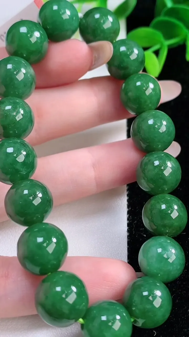 天然A货翡翠圆珠手串，尺寸12.7-17颗，重量:57.49g11月21日
工厂直销收藏佳品,种好水足，色泽均匀，有种有色，上手高大气！