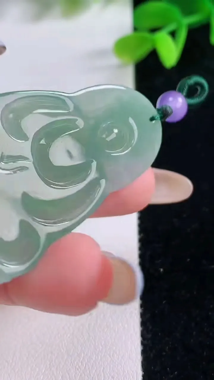 天然A货翡翠观音菩萨吊坠，尺寸49-31-5.3，重量:14.85g
11月21日