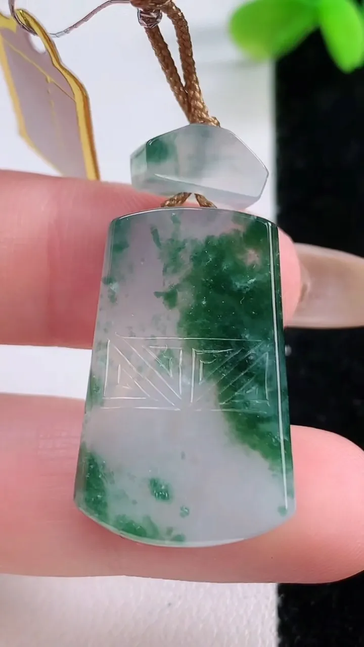 天然A货翡翠冰种飘花仿古无事牌吊坠，尺寸28.2-17.6-5.7，重量:9.35g
11月21日