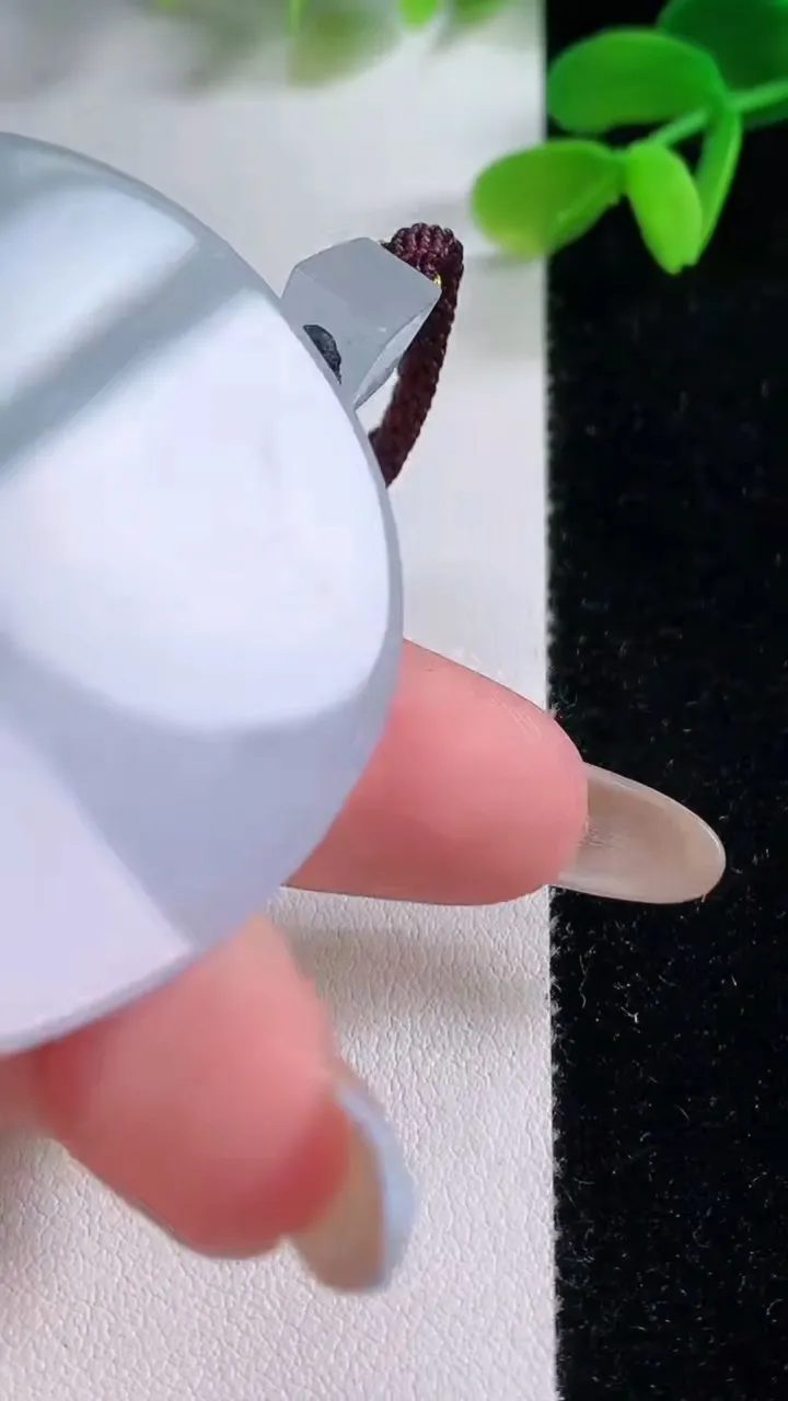 天然A货翡翠飘花观音头吊坠，尺寸51.8-44.2-11.3，重量:54.92g
11月21日