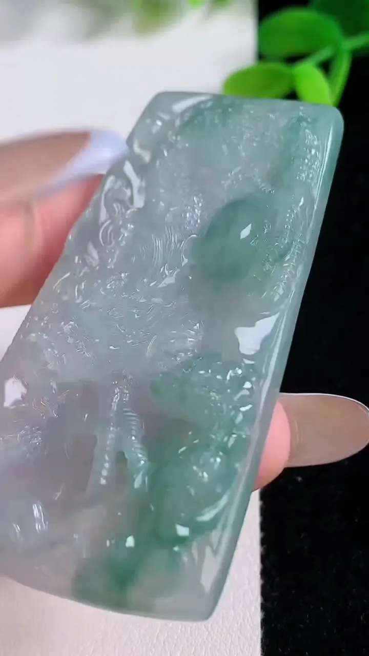 天然A货翡翠飘花龙牌吊坠，尺寸59.5-32.4-6，重量:24.05g
11月21日