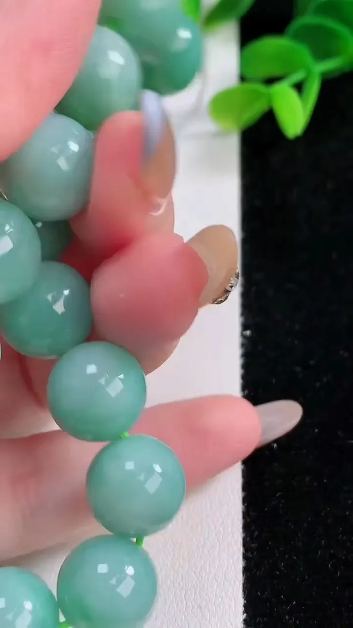 天然A货翡翠圆珠手串，尺寸12.3-16颗，重量:52.06g11月21日
工厂直销收藏佳品,种好水足，色泽均匀，有种有色，上手高大气！