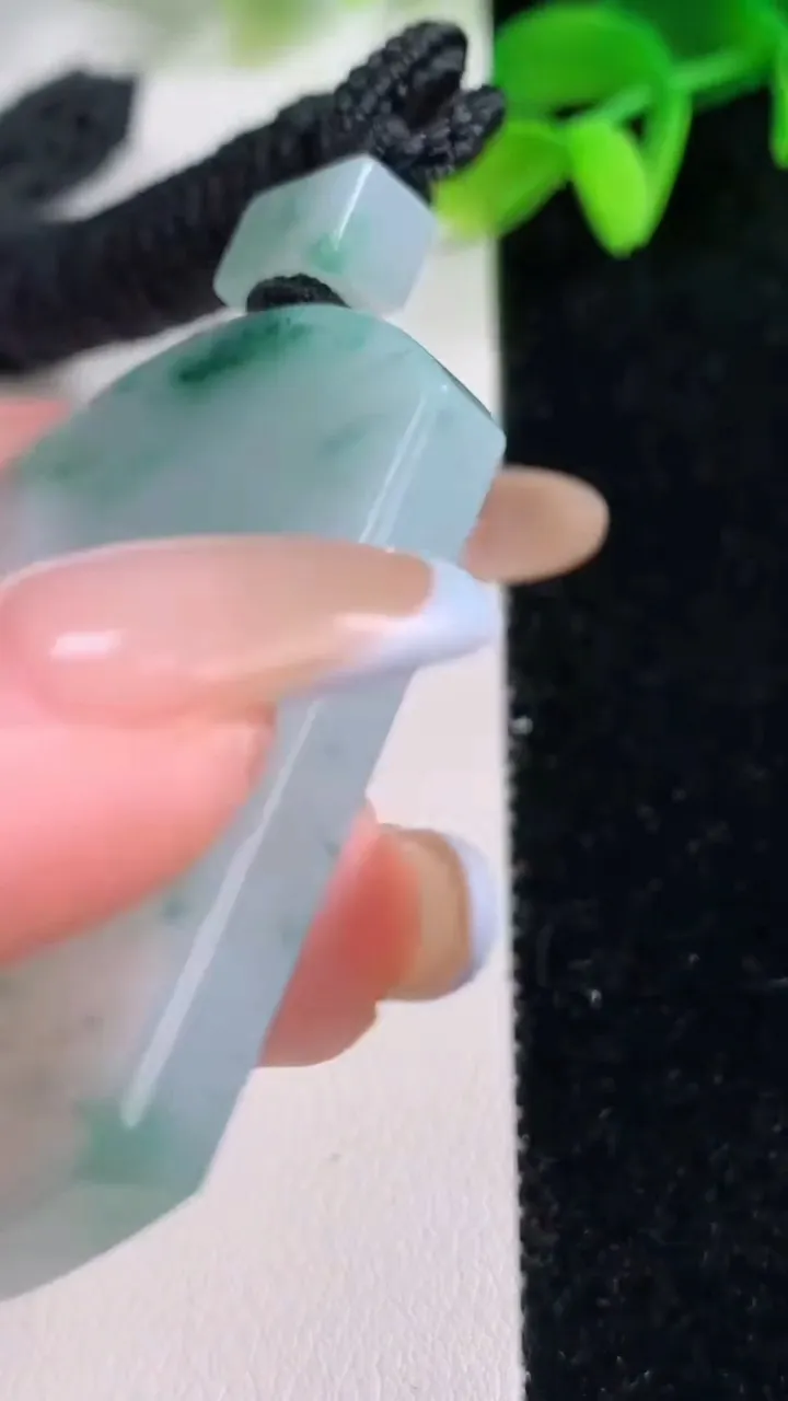 天然A货翡翠飘花无事牌吊坠，尺寸52.4-39.6-5.5，重量:39.33g
11月21日