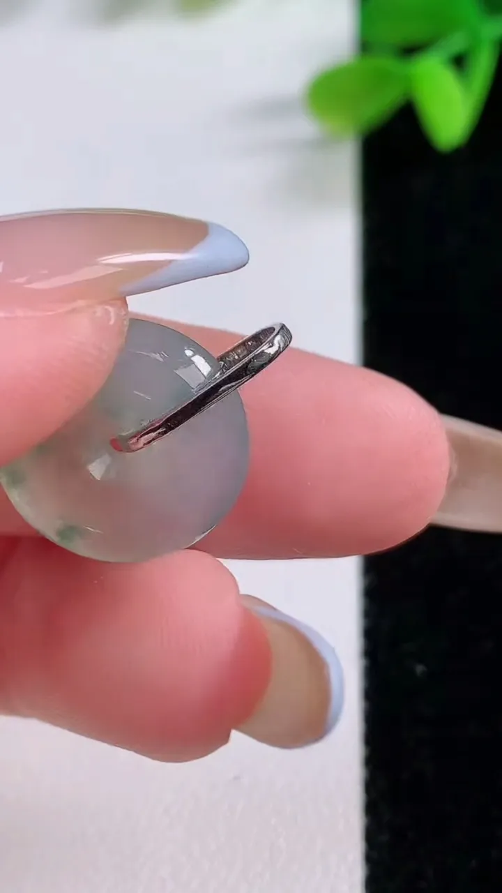 天然A货翡翠种飘花平安扣吊坠，尺寸16-4.6，重量:2.45g
11月21日