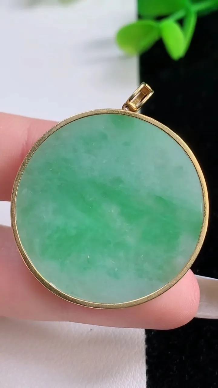 天然A货翡翠无事牌吊坠，尺寸33.3-3.4，重量:10.26g
11月21日