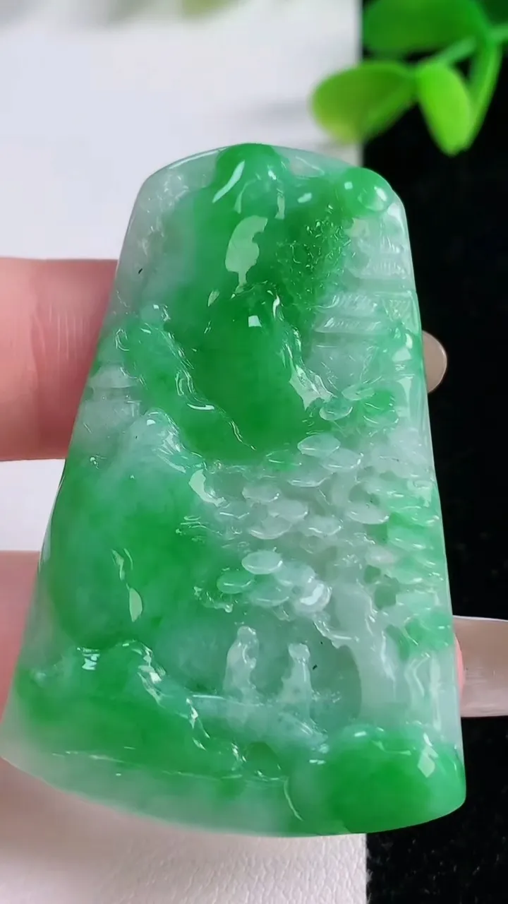 天然A货翡翠山水牌吊坠，尺寸49.6-31.8-5.6，重量:17.79g
11月21日