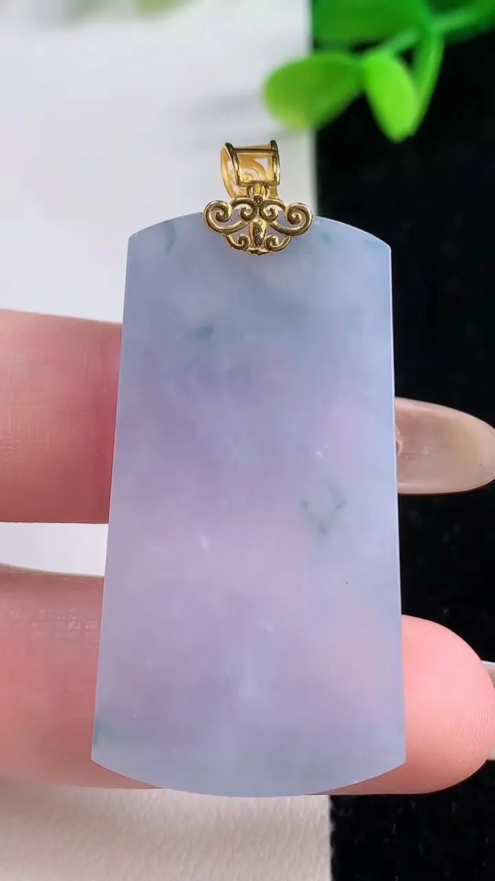 天然A货翡翠18K金紫罗兰无事牌吊坠，尺寸42.2-22.2-4，重量:11.03g
11月21日