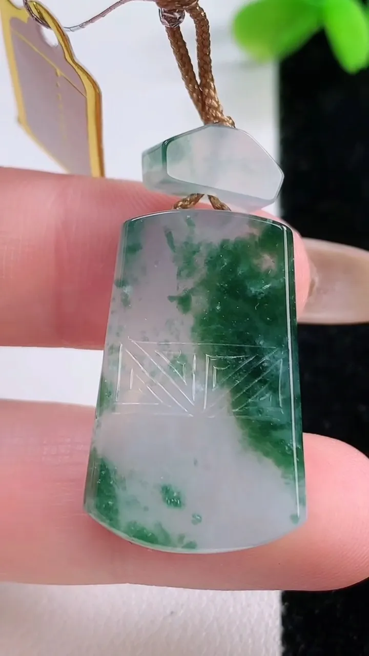 天然A货翡翠冰种飘花仿古无事牌吊坠，尺寸28.2-17.6-5.7，重量:9.35g
11月21日