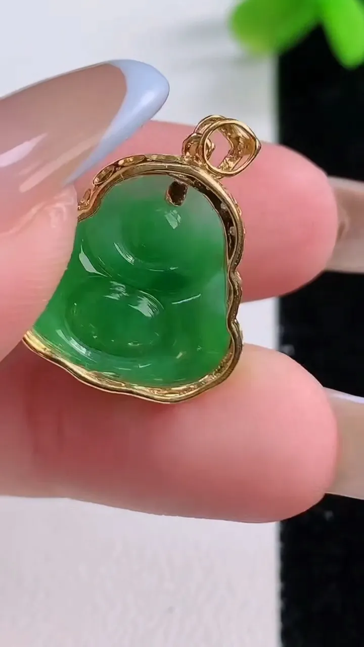 天然A货翡翠佛公吊坠，尺寸21.6-18-9，裸石15.4-16.4重量:3.75g
11月21日