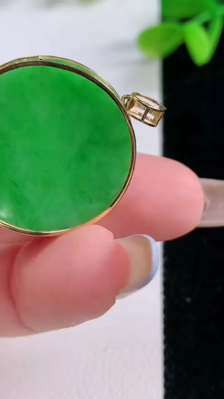 天然A货翡翠无事牌吊坠，尺寸24.8-3.3，重量:5.38g
11月21日