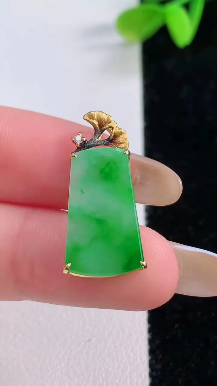 天然A货翡翠无事牌吊坠，尺寸18.7-11.7-4，重量:1.83g
11月21日