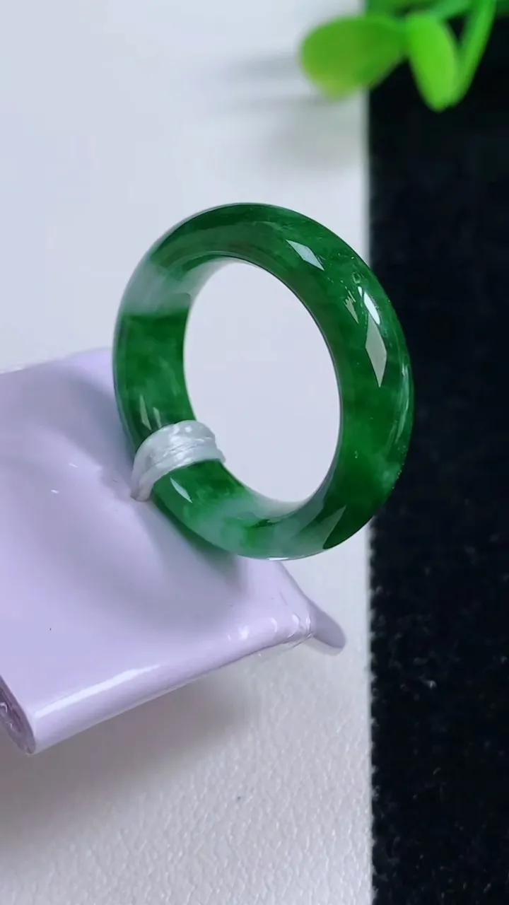 天然A货翡翠指环戒指，尺寸12.6-5.6-3.4，重量:5.64g2025年11月21日
工厂直销收藏佳品,种好水足，色泽均匀，有种有色，上手高大气！