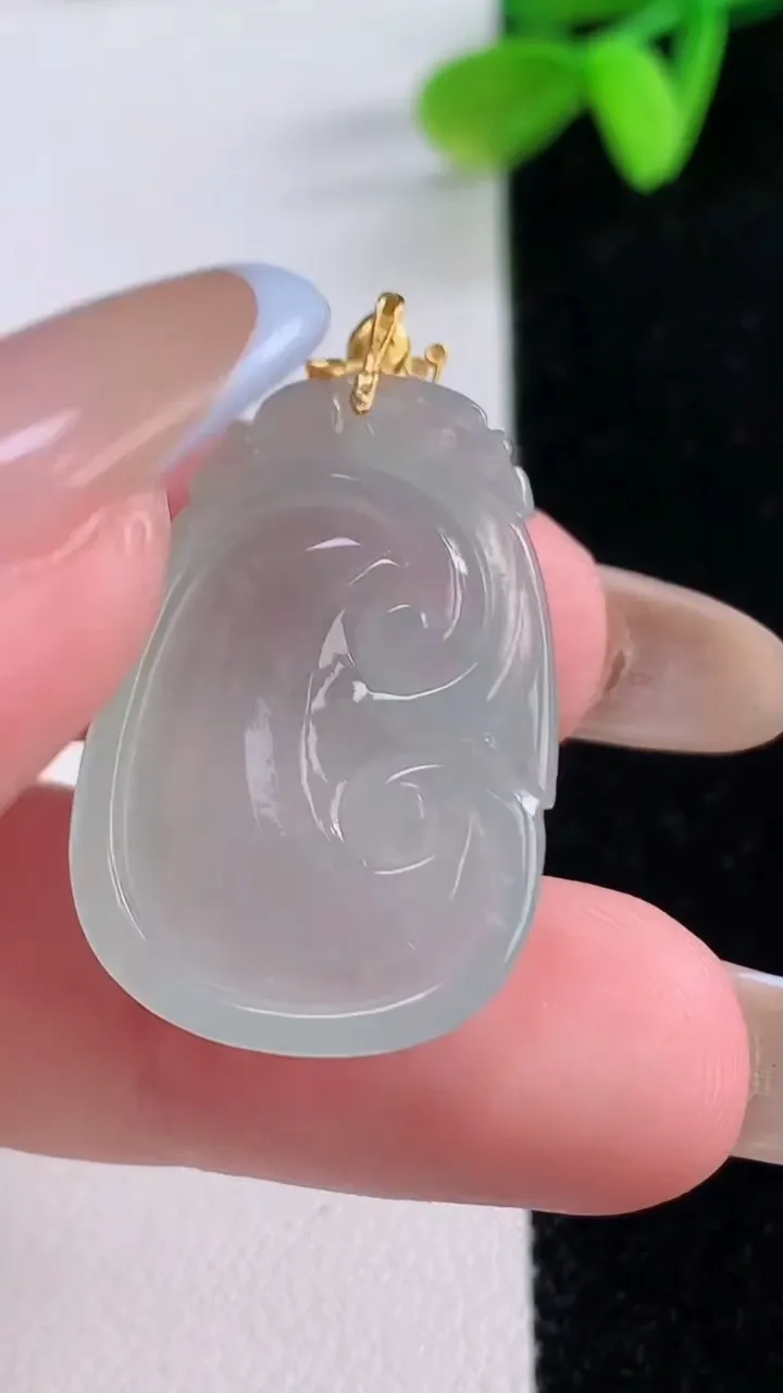 天然A货翡翠种飘花如意吊坠，尺寸27.4-18.8-6，重量:5.74g
11月21日