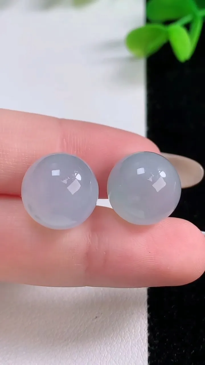 天然A货翡翠冰种飘花圆珠镶嵌件一对，尺寸13.6，重量:9.88g
11月21日