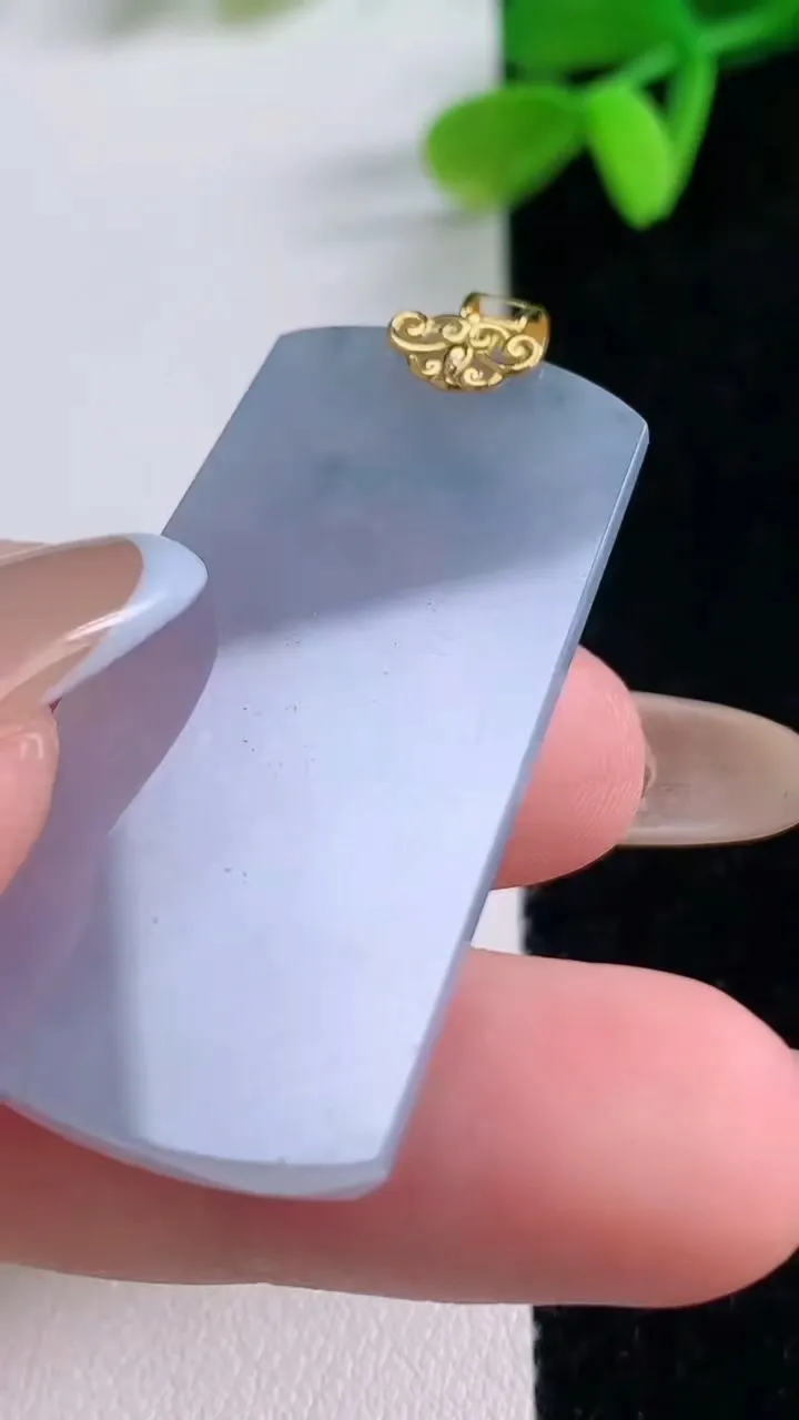 天然A货翡翠18K金紫罗兰无事牌吊坠，尺寸42.2-22.2-4，重量:11.03g
11月21日