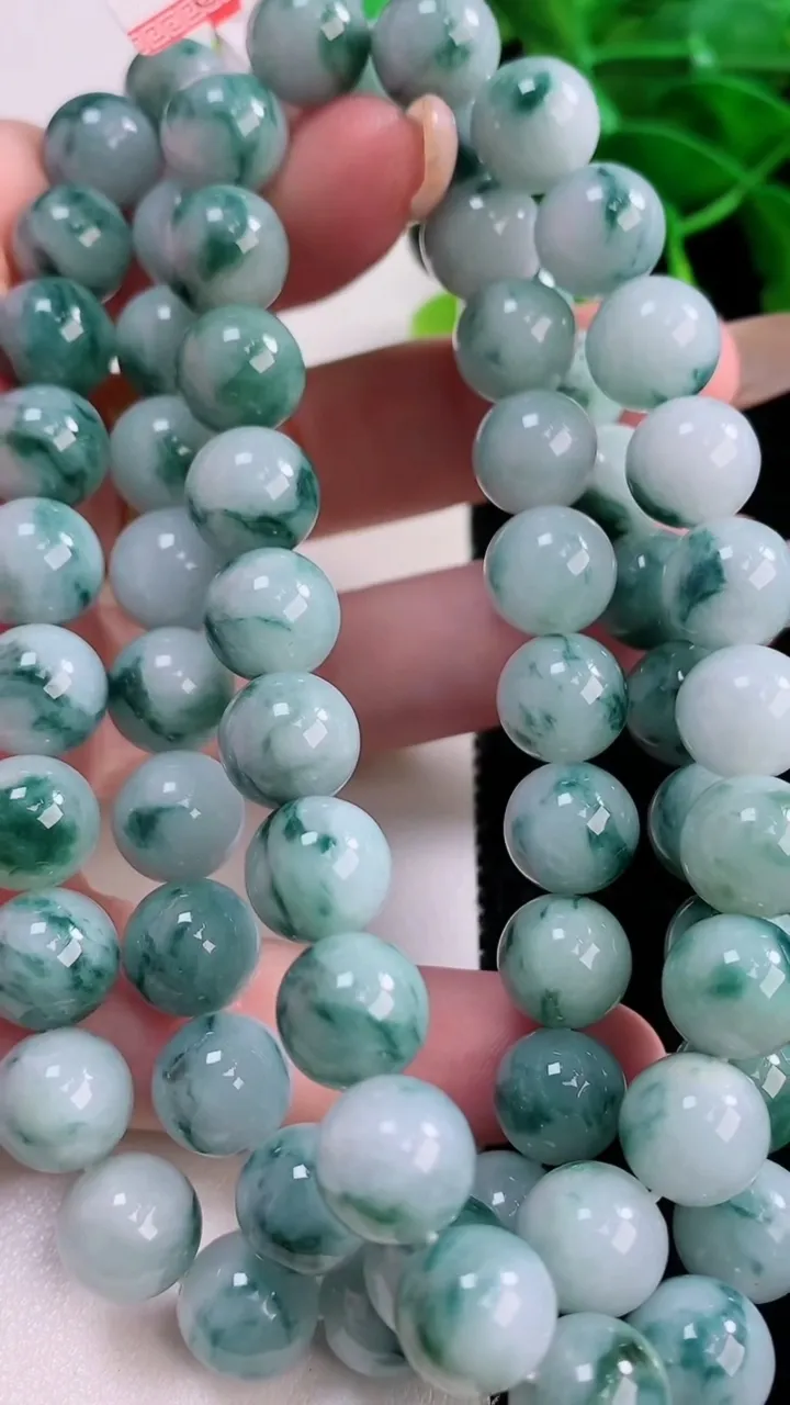 天然A货翡翠飘花圆珠项链，尺寸9.8-70颗，重量:114.84g
11月21日