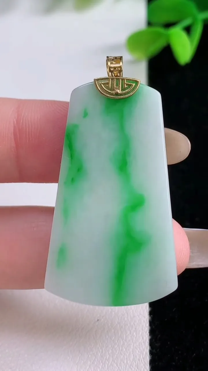 天然A货翡翠无事牌吊坠，尺寸39.7-23-2.8，重量:7.25g
11月21日