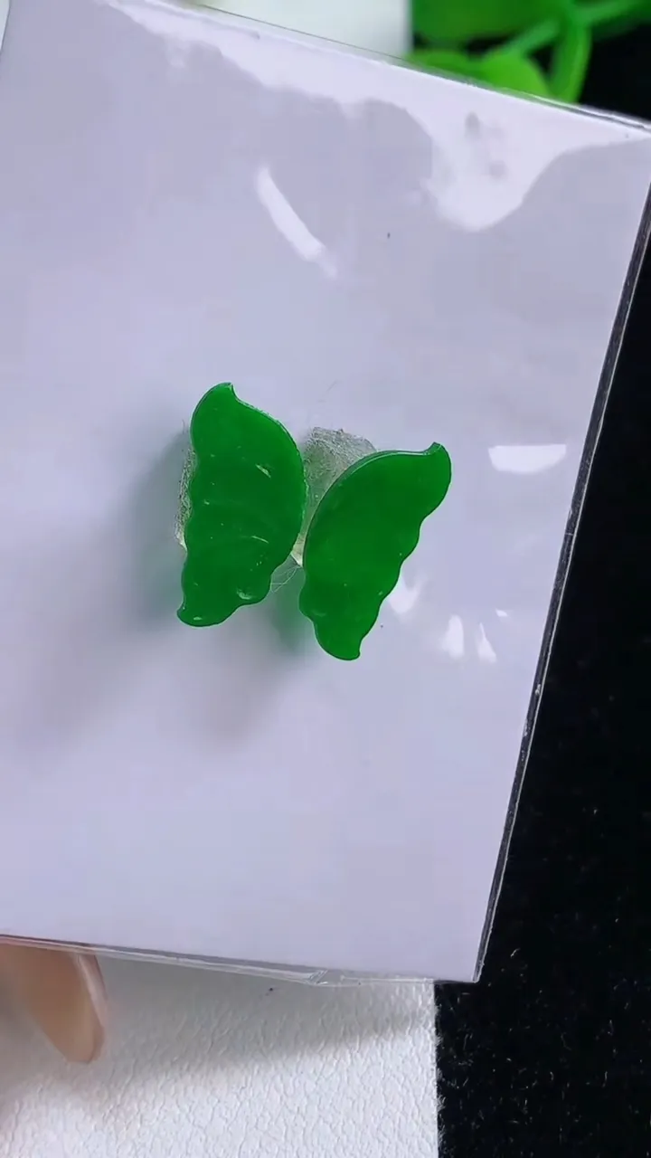 天然A货翡翠蝴蝶镶嵌件，尺寸12.5-8.5-0.3，重量:1.35g
11月21日