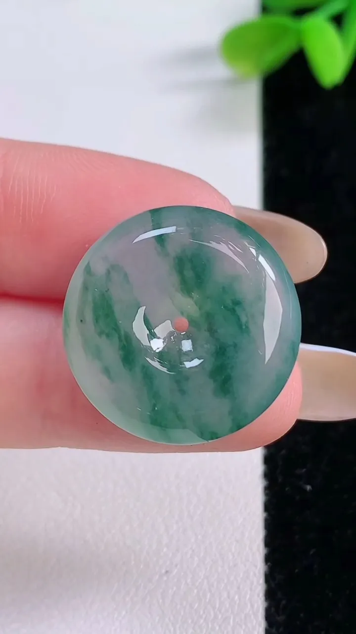 天然A货翡翠冰种飘花平安扣吊坠，尺寸21.6-5.8，重量:6.03g
11月21日