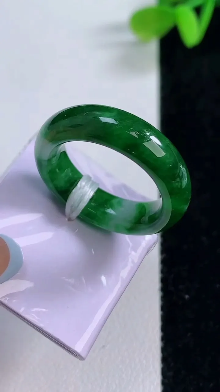 天然A货翡翠指环戒指，尺寸12.6-5.6-3.4，重量:5.64g2025年11月21日
工厂直销收藏佳品,种好水足，色泽均匀，有种有色，上手高大气！