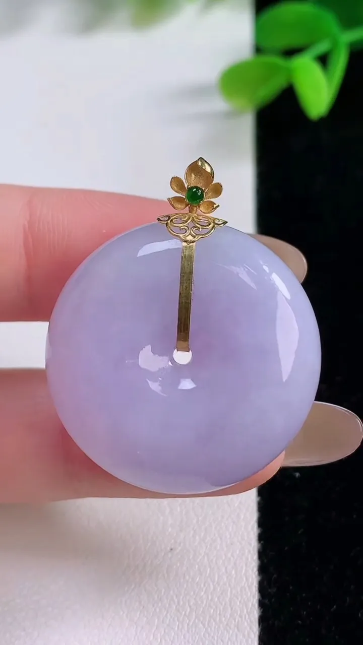 天然A货翡翠18K金紫罗兰平安扣吊坠，尺寸28.8-11.2，重量:20.60g
11月21日