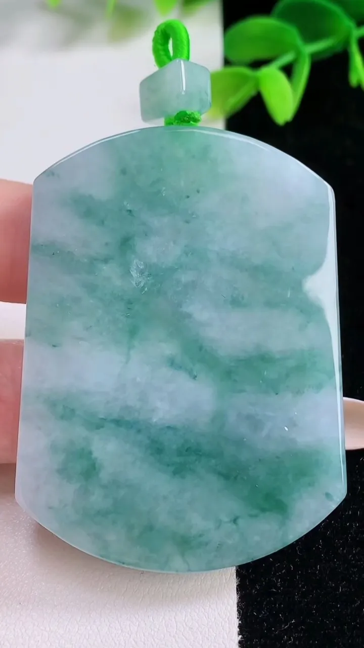 天然A货翡翠飘花无事牌吊坠，尺寸55.8-41.4-6，重量:42.81g
11月21日