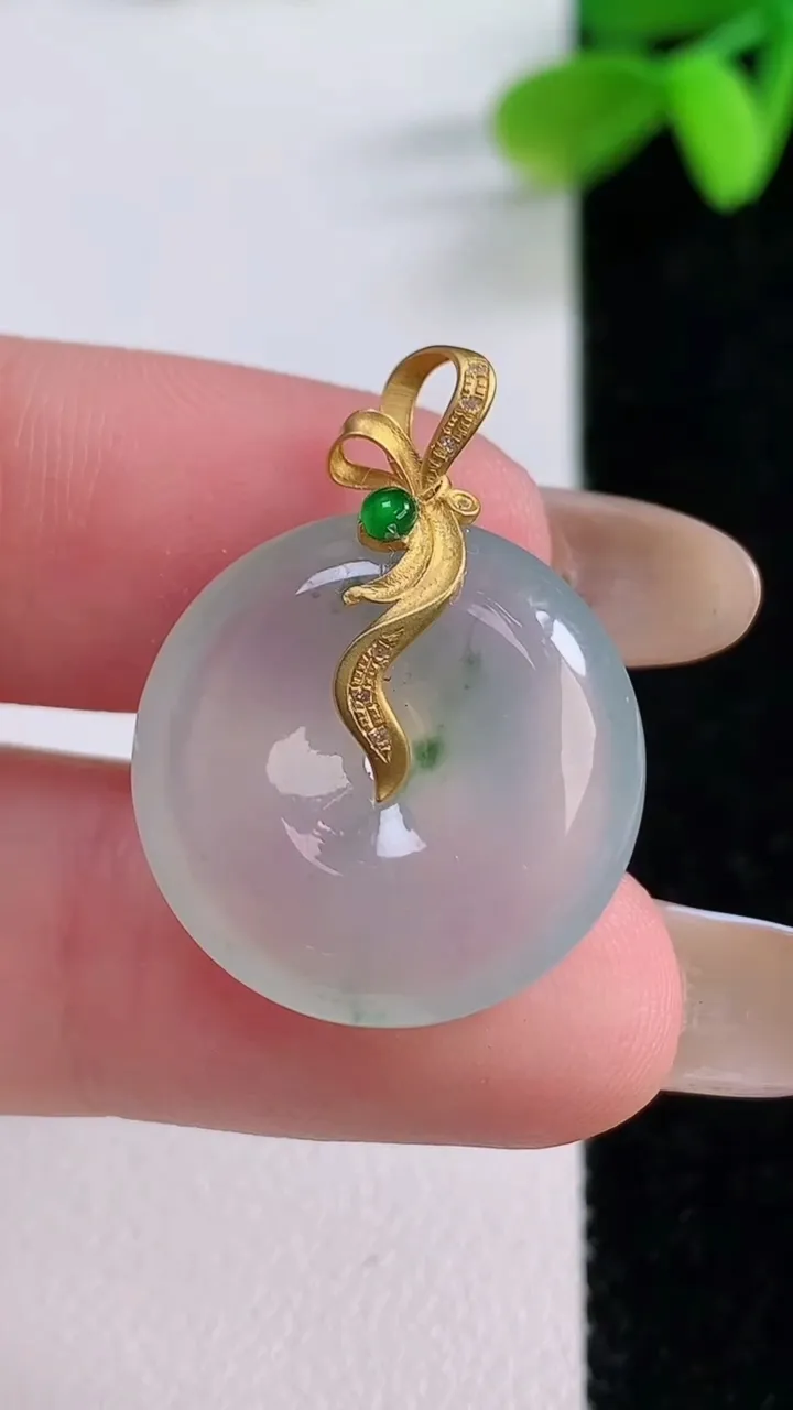 天然A货翡翠种飘花平安扣吊坠，尺寸20-5.5，重量:4.60g
11月21日
