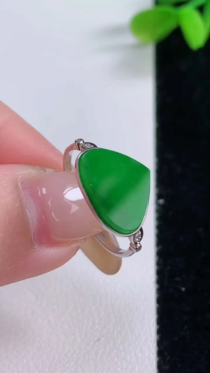 天然A货翡翠水滴戒指，尺寸17.8-10.3-13-2.7，重量:2.07g2025年11月21日
